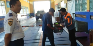 Balai Pengelola Transportasi Darat (BPTD) Kelas II Jawa Tengah Melaksanakan Kalibrasi Alat Uji Berkala Kendaraan Bermotor (KIR) pada Gedung Pengujian Kendaraan Bermotor Dinas Perhubungan Kabupaten Pemalang.