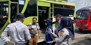 Dinas Perhubungan Kabupaten Pemalang melaksanakan pengawasan dan penertiban terhadap kendaraan angkutan umum dan barang di  Terminal Randudongkal Lama.