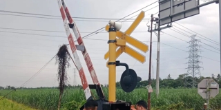Dinas Perhubungan Kabupaten Pemalang  melaksanakan perbaikan palang pintu perlintasan sebidang kereta api.