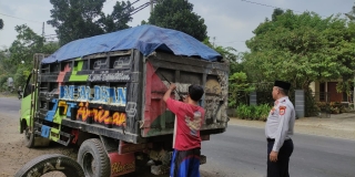 Dishub  di Jalan Raya Pemalang - Bantarbolang melaksanakan pemberian himbauan kepada pengemudi angkutan barang