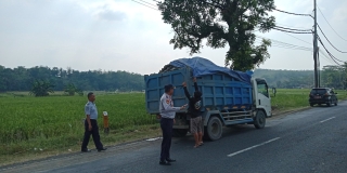Dishub Pemalang melaksanakan giat penertiban dijalan terkait pemberian himbauan kepada kendaraan dump truk yang tidak menutup muatan menggunakan terpa